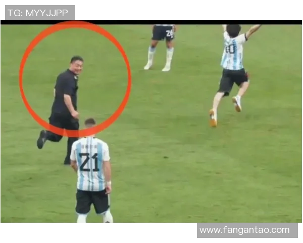 外国球迷冲进球场抱住球星引发热议 球场安全问题再次引关注